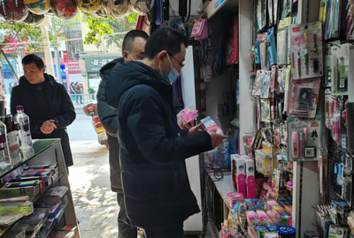 查扣“三無”玩具31件——通川區(qū)大北街市場監(jiān)管所開展兒童用品玩具安全守護(hù)行動